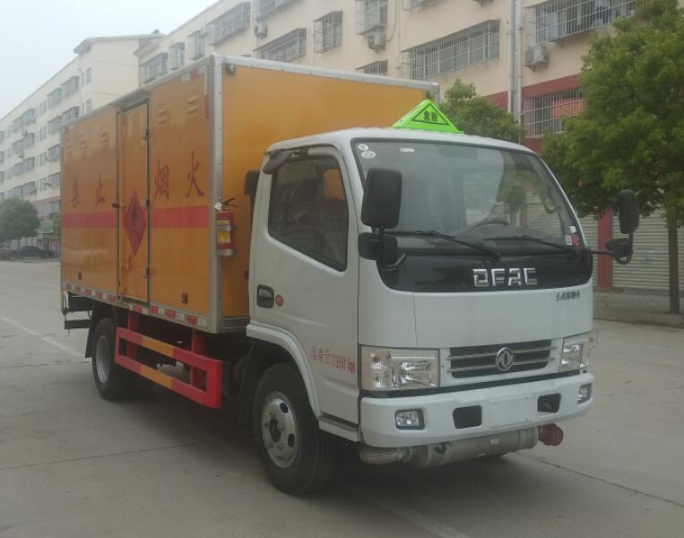 CLW5073XRY6型易燃液體廂式運(yùn)輸車1.jpg