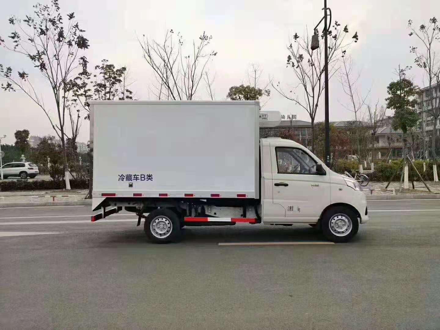 國(guó)六福田祥鈴V1冷藏車.jpg