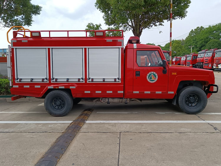 四驅(qū)器材消防無人機信息處理車_山東湖北 2噸小型消防車_應(yīng)急滅火救援車