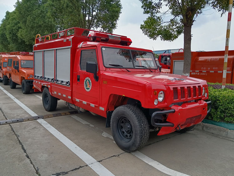 小型電動(dòng)器材消防車_北京天津 城鎮(zhèn)救援多功能滅火車_高空噴水救援車