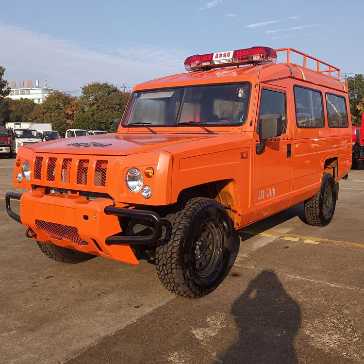 四驅器材消防應急救援車_河北山西 小區(qū)四輪消防灑水車_多功能水罐滅火車