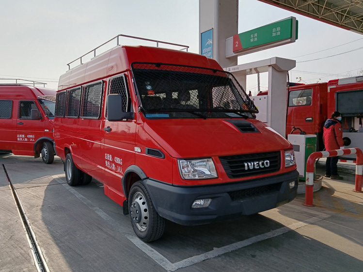 四驅(qū)小型消防器材車_廣西重慶 小區(qū)四輪消防灑水車_多功能水罐滅火車