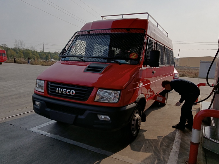 北汽四驅(qū)越野吉普消防裝備車_湖南廣東 城鎮(zhèn)救援多功能滅火車_高空噴水救援車