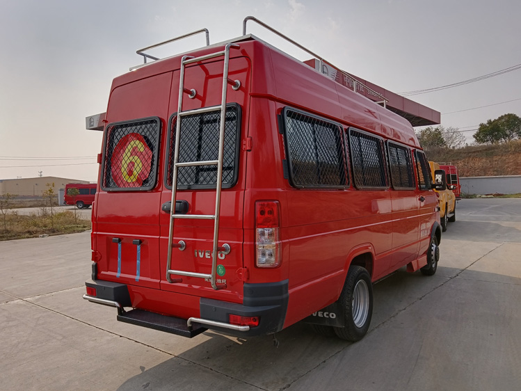 四驅器材消防應急救援車_河北山西 小區(qū)四輪消防灑水車_多功能水罐滅火車