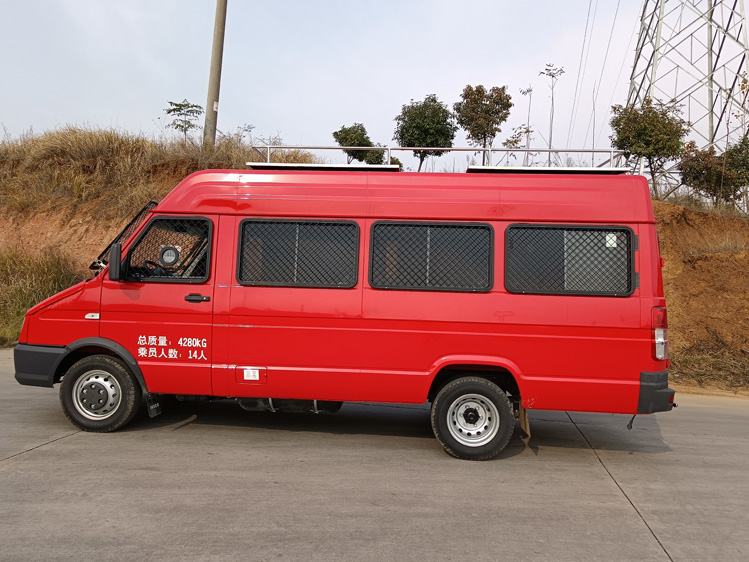 四驅器材消防應急救援車_河北山西 小區(qū)四輪消防灑水車_多功能水罐滅火車