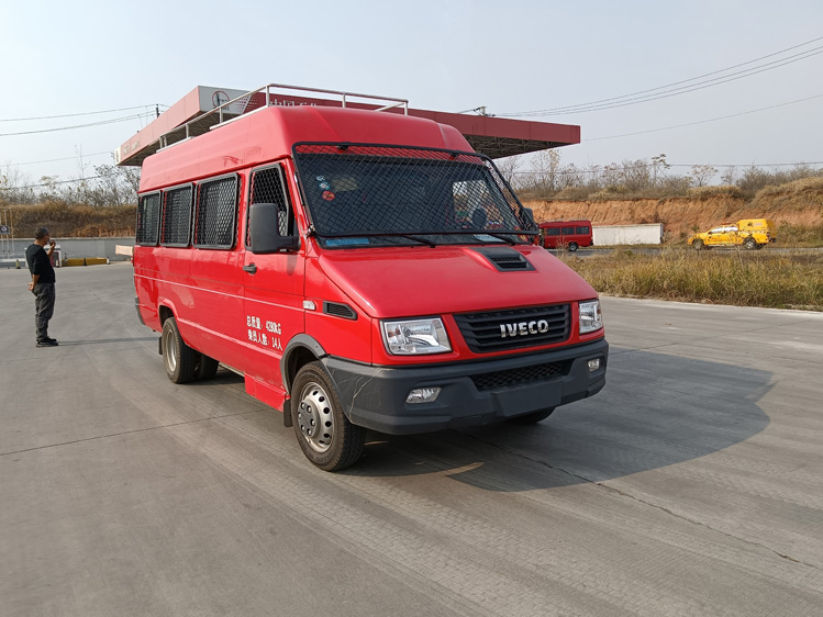 四驅(qū)小型消防器材車_廣西重慶 小區(qū)四輪消防灑水車_多功能水罐滅火車