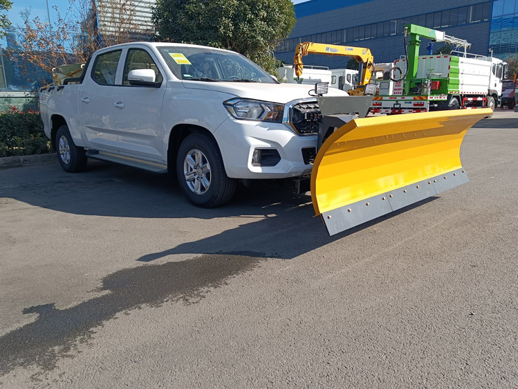 藍(lán)牌掃雪車_車載式大型道路推雪鏟 皮卡除雪滾廠家在哪