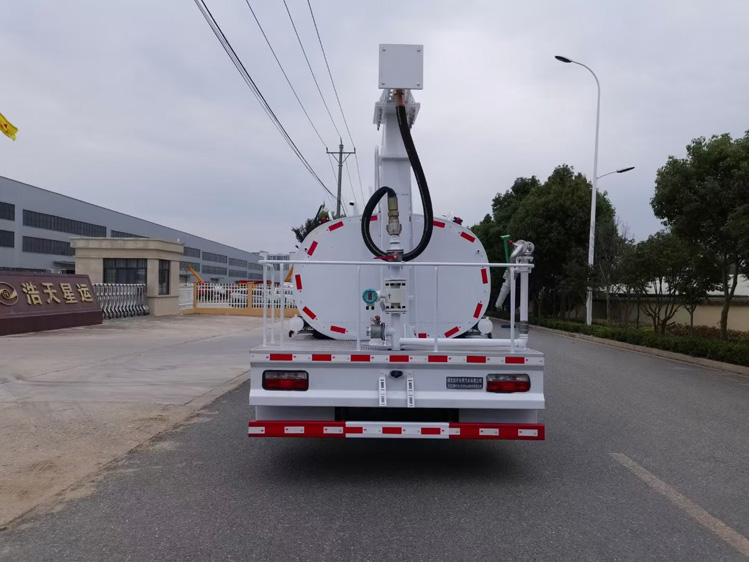 東風多利卡5方鐵路抑塵車_鐵路煤炭抑塵車大型鐵路抑塵車_礦區(qū)抑塵降塵車_5噸鐵路抑塵車價格好_15噸多功能噴灑車