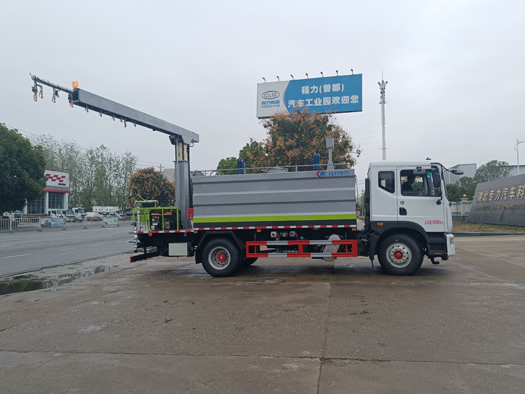 東風(fēng)D6-5噸鐵路抑塵車_鐵路運(yùn)輸降塵車小型多功能鐵路抑塵車_煤炭固化劑噴灑車多少錢_噴霧車皮封層車_15噸鐵路煤炭抑塵