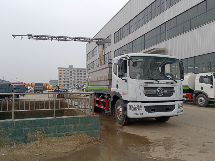 東風5噸鐵路抑塵車_伸縮臂降塵車火車皮固化降塵車_國六5方藍牌抑塵車價格實惠_二節(jié)噴桿式多功能抑塵車_駕駛室360度全景噴灑車