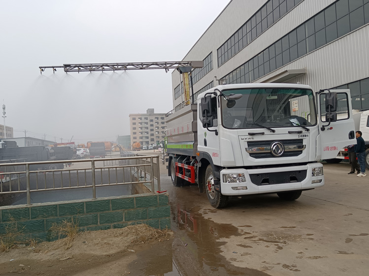 12噸抑塵劑噴灑車_鐵路煤炭抑塵劑噴灑車鐵路運煤降塵噴霧車_5方鐵路抑塵車_降塵灑水車便宜_東風(fēng)D9煤炭降霾車_10方煤炭揚塵噴霧車廠家直銷