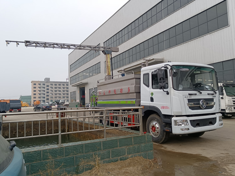 東風(fēng)多利卡D9鐵路抑塵車_噴淋消毒車火車皮固化降塵車_國(guó)六5方藍(lán)牌抑塵車價(jià)格實(shí)惠_二節(jié)噴桿式多功能抑塵車_駕駛室360度全景噴灑車