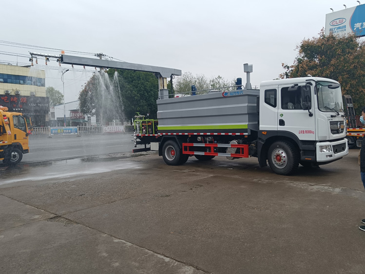 12方鐵路工地多功能抑塵車_鐵路裝卸煤炭防塵車火車皮固化降塵車_國六5方藍(lán)牌抑塵車價(jià)格實(shí)惠_二節(jié)噴桿式多功能抑塵車_駕駛室360度全景噴灑車