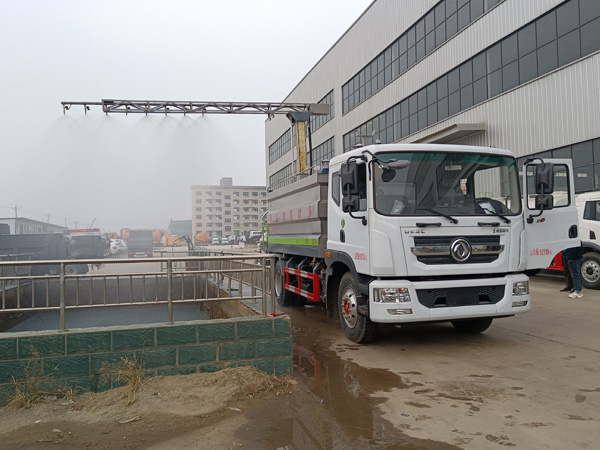 12立方鐵路抑塵車_噴桿式抑塵車12-15噸鐵路抑塵車_火車皮抑塵劑封層車_噴霧封層車_旋轉(zhuǎn)伸縮抑塵噴灑桿