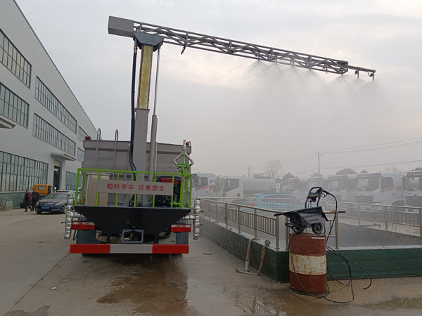 東風(fēng)D9煤碳降塵車_火車皮煤炭抑塵劑封層車鐵路軌道運(yùn)煤噴霧車_鐵路噴灑車_鐵路霧炮抑塵車_15噸固化劑噴淋車