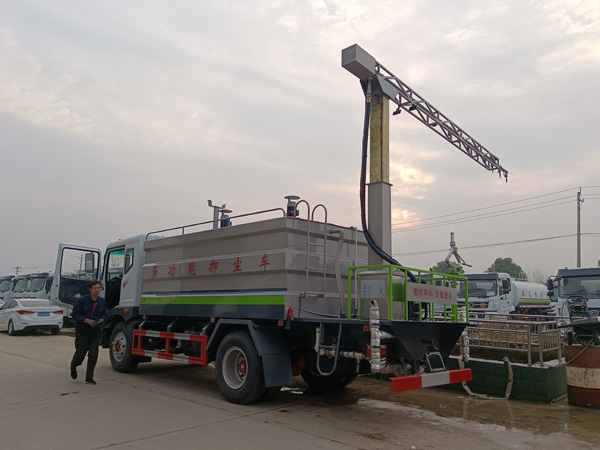 12噸抑塵劑噴灑車_鐵路煤炭抑塵劑噴灑車國(guó)六5噸鐵路抑塵車_消毒防疫灑水車功能全_煤場(chǎng)霧炮抑塵車_15噸噴桿折臂式降塵車