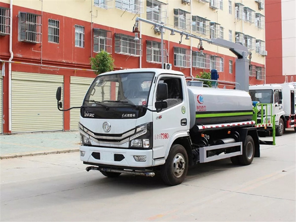 東風天錦抑塵噴桿鐵路抑塵車_30米噴射高炮15噸方罐鐵路抑塵車_鐵路噴霧抑塵車多少錢_煤炭運輸抑塵車