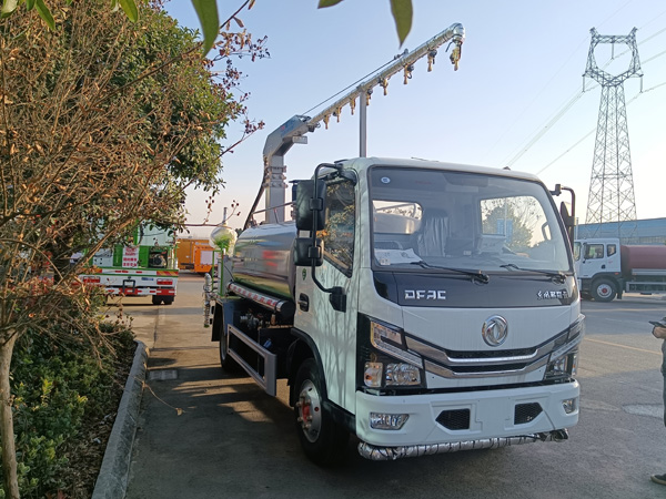 東風(fēng)D9-12噸鐵路抑塵車_煤礦貨場(chǎng)壓制降塵12噸鐵路抑塵車_鉤擋停噴功能全國(guó)質(zhì)保_鐵路運(yùn)煤抑塵車_全智能電控封層車