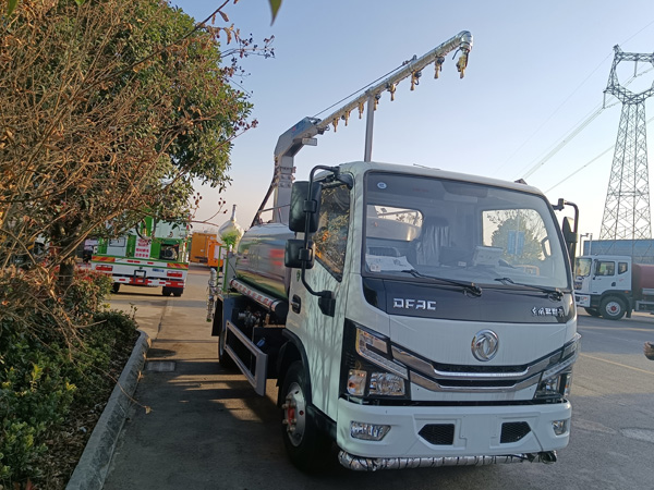 東風(fēng)罐式4.5立方鐵路抑塵車_煤炭降塵車火車皮固化降塵車_國六5方藍(lán)牌抑塵車價格實惠_二節(jié)噴桿式多功能抑塵車_駕駛室360度全景噴灑車