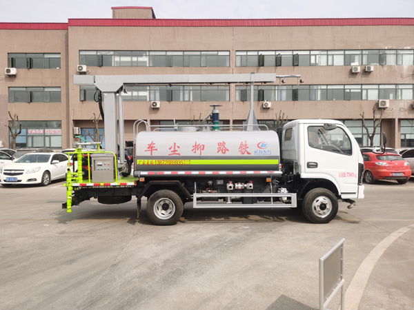 東風(fēng)D9煤碳降塵車_火車皮煤炭抑塵劑封層車鐵路軌道運(yùn)煤噴霧車_鐵路噴灑車_鐵路霧炮抑塵車_15噸固化劑噴淋車