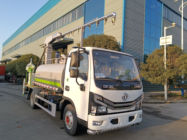 東風5噸鐵路抑塵車_伸縮臂降塵車火車皮固化降塵車_國六5方藍牌抑塵車價格實惠_二節(jié)噴桿式多功能抑塵車_駕駛室360度全景噴灑車