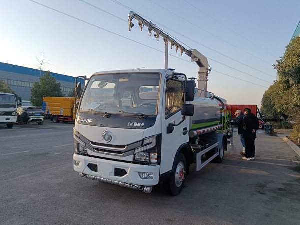 東風(fēng)D9-15噸鐵路抑塵車_抑塵噴灑車東風(fēng)D9噴霧壓塵車_10方煤炭揚塵噴霧車多少錢_15方鐵路抑塵車_煤炭固化封層噴灑車